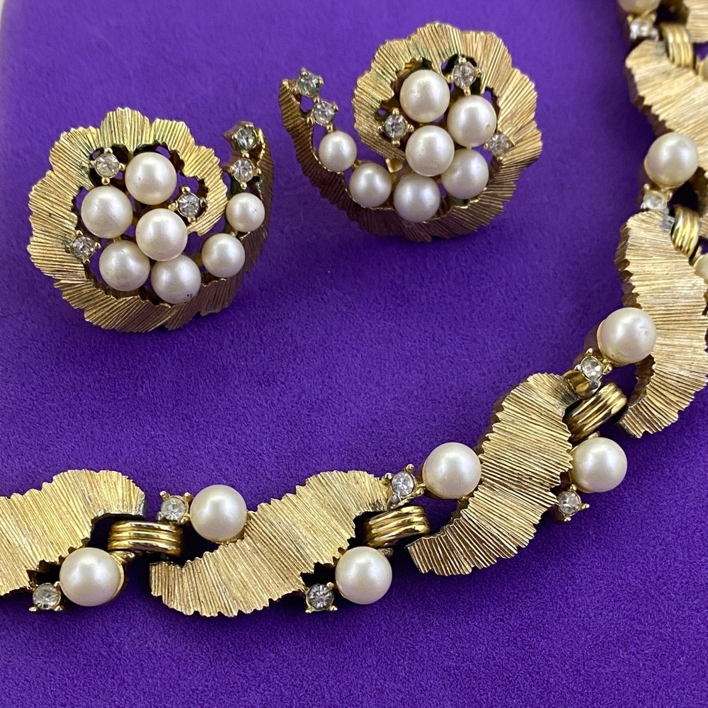 π Vintage Trifari Gold Plated Pearl Bracelet & Clip On Earring Set | Classic - Picture 7 of 8